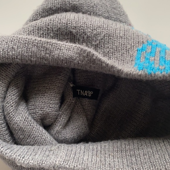 ⭐️SOLD⭐️Grey TNA Beanie - Picture 3 of 3